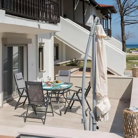 Апартаменты Arelia Beachfront Garden View