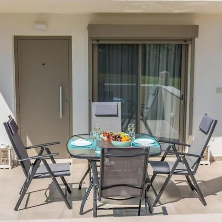 Arelia Beachfront Garden View *