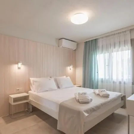 아파트 Arelia Beachfront Garden View *