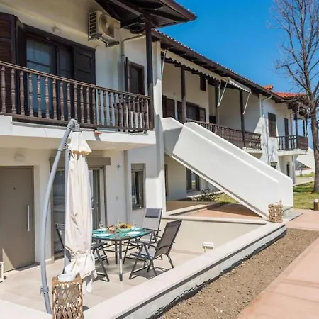 Апартаменты Arelia Beachfront Garden View Пефкохори