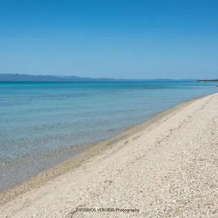 아파트 Arelia Beachfront Garden View