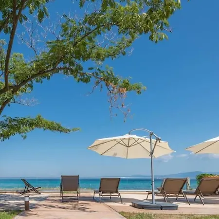 아파트 Arelia Beachfront Garden View