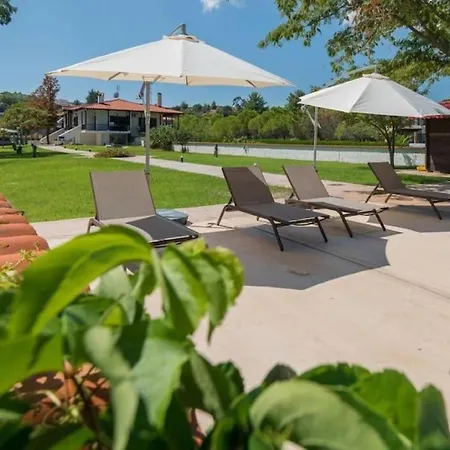 아파트 Arelia Beachfront Garden View