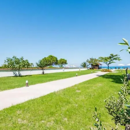 Arelia Beachfront Garden View Pefkochori