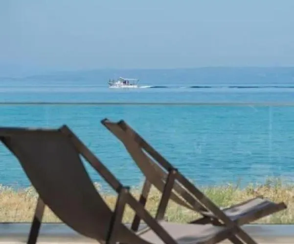 Arelia Beachfront Garden View Apartment Pefkochori