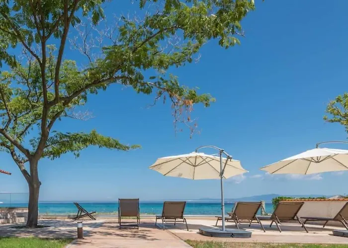 Lejlighed Arelia Beachfront Garden View