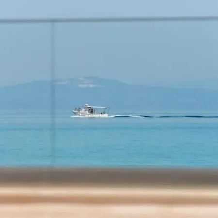 Apartment Arelia Beachfront Garden View