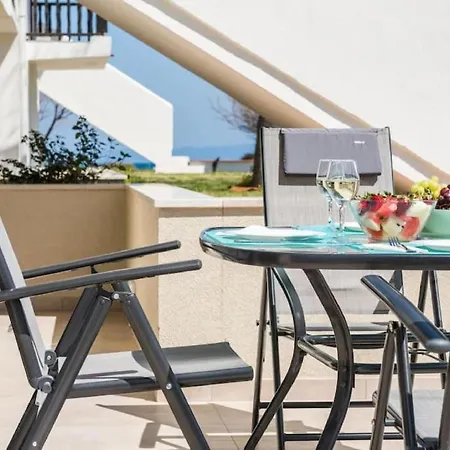 Arelia Beachfront Garden View *