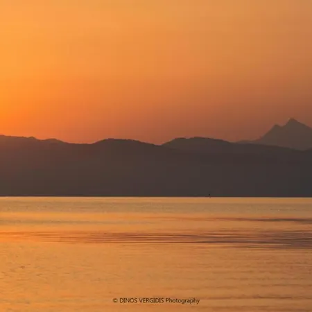 Arelia Beachfront Garden View Apartment *