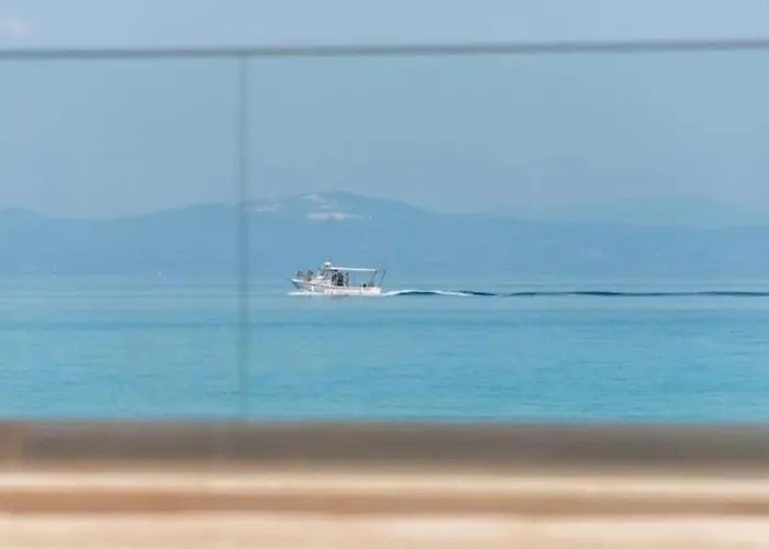 Daire Arelia Beachfront Garden View