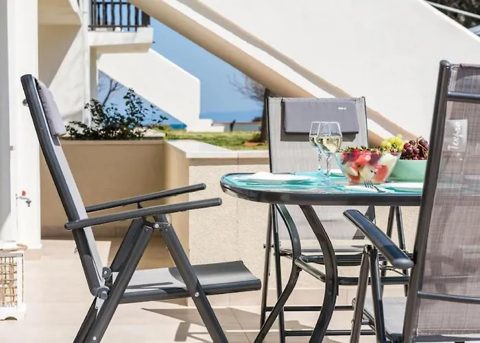 Arelia Beachfront Garden View *